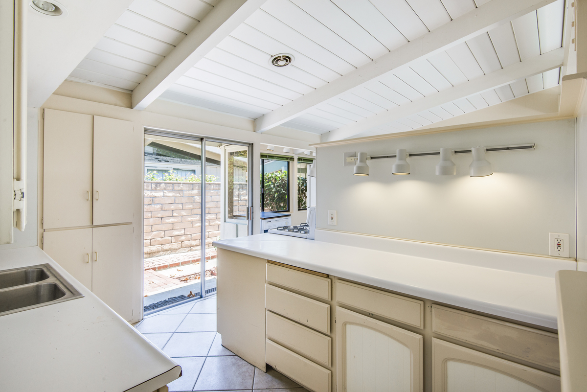 Modified galley kitchen, Cliff May Rancho